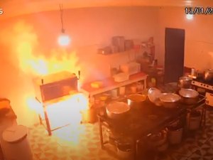 [Vídeos] Explosão de botijão de gás destrói parcialmente cozinha de restaurante, em Penedo