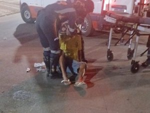 Motociclista cai ao passar por lombada com sinalização apagada em Arapiraca