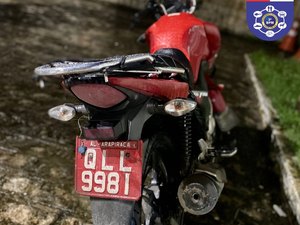 Suspeitos de roubo fogem ao avistar a PM e motocicleta é apreendida