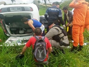 [Vídeo] Veículo ocupado por quatro mulheres capota na rodovia AL-110