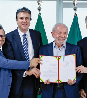 Ao lado do presidente Lula, Rafael Brito participa da sanção do ‘SUS da Educação’