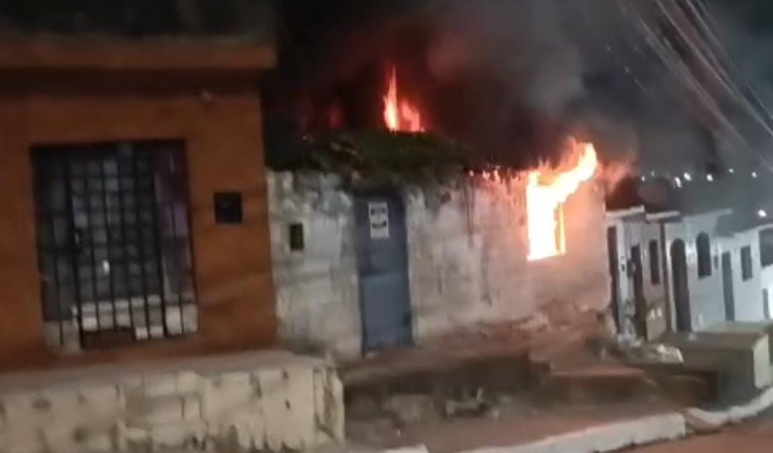 Vela acesa provoca incêndio e destruição de casa no bairro Bebedouro, em Maceió