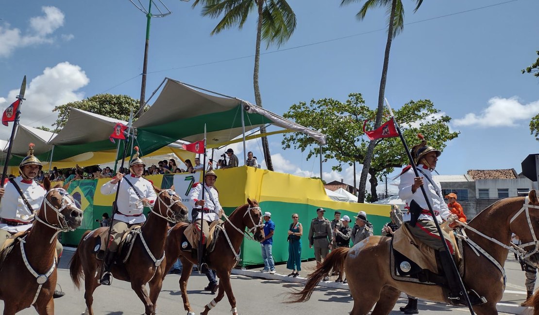 Após dois anos, desfile da Independência leva multidão à praia da Avenida