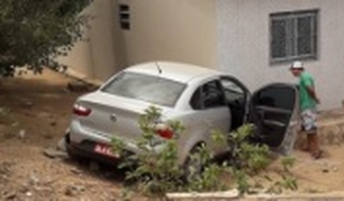 [Vídeo] Assaltantes se envolvem em acidente após roubo de táxi em Arapiraca