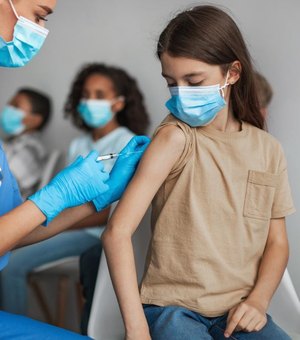 Abaixo da cobertura vacinal, Maceió tenta conter avanço da dengue com mobilização nas escolas