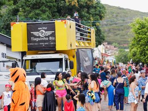 Bloco infantil arrasta criançada pelas ruas de Palmeira ao som de muita música