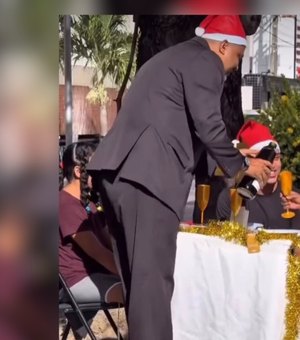 [Vídeo] Músico e influenciador transforma calçada em ceia solidária e emociona mãe e filha na Ponta Verde