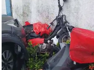 Mulher se distrai no celular e bate em vários veículos na Avenida Menino Marcelo em Maceió