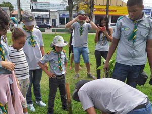 Escoteiros plantam árvores em comemoração ao Dia do Meio Ambiente