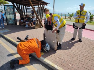Agentes de proximidade prestam assistência à vítima de colisão na Jatiúca