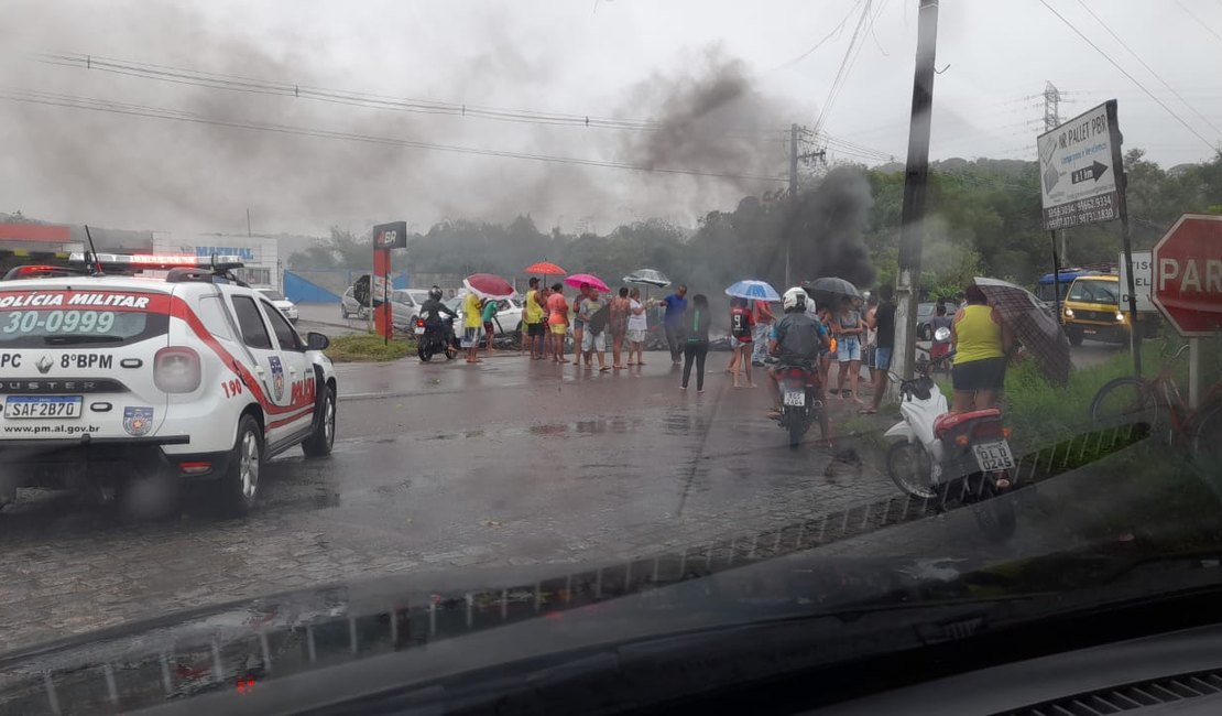 Moradores bloqueiam rodovia BR 316 em Satuba