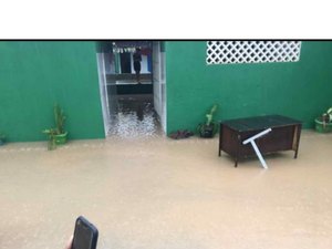 [Vídeo] Águas das chuvas invadem escola pública de São Miguel dos Milagres