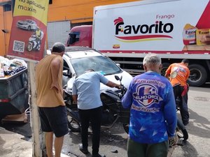 Homem embriagado provoca acidente envolvendo motos e container de lixo em Arapiraca