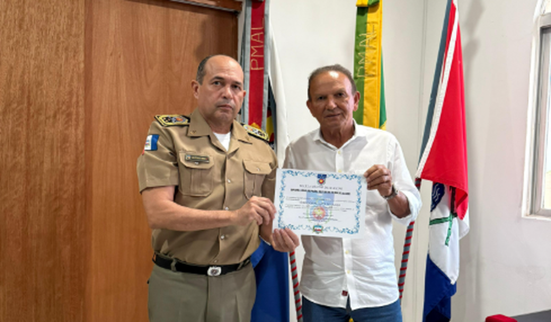 Ex-deputado Cícero Cavalcante recebe honrarias da Polícia Militar de Alagoas