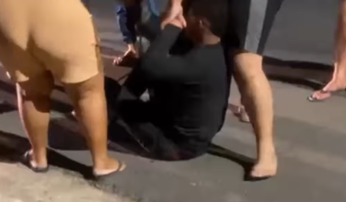 [Vídeo] Suspeito de roubar moto é espancado e imobilizado por populares no meio da rua em Arapiraca