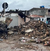 Vizinho diz que homem que ateou fogo na própria casa ficou assistindo da calçada