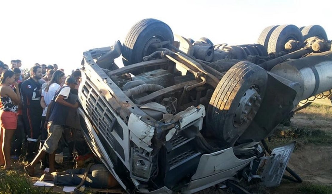 Carreta capota e mata três da mesma família em São Sebastião