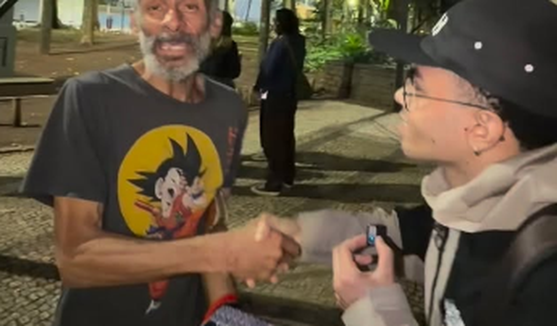 Homem em situação de rua surpreende ao falar inglês durante entrevista
