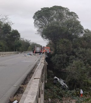 Três pessoas morrem e duas ficam feridas após veículo cair de ponte na BR-423, em Canapi