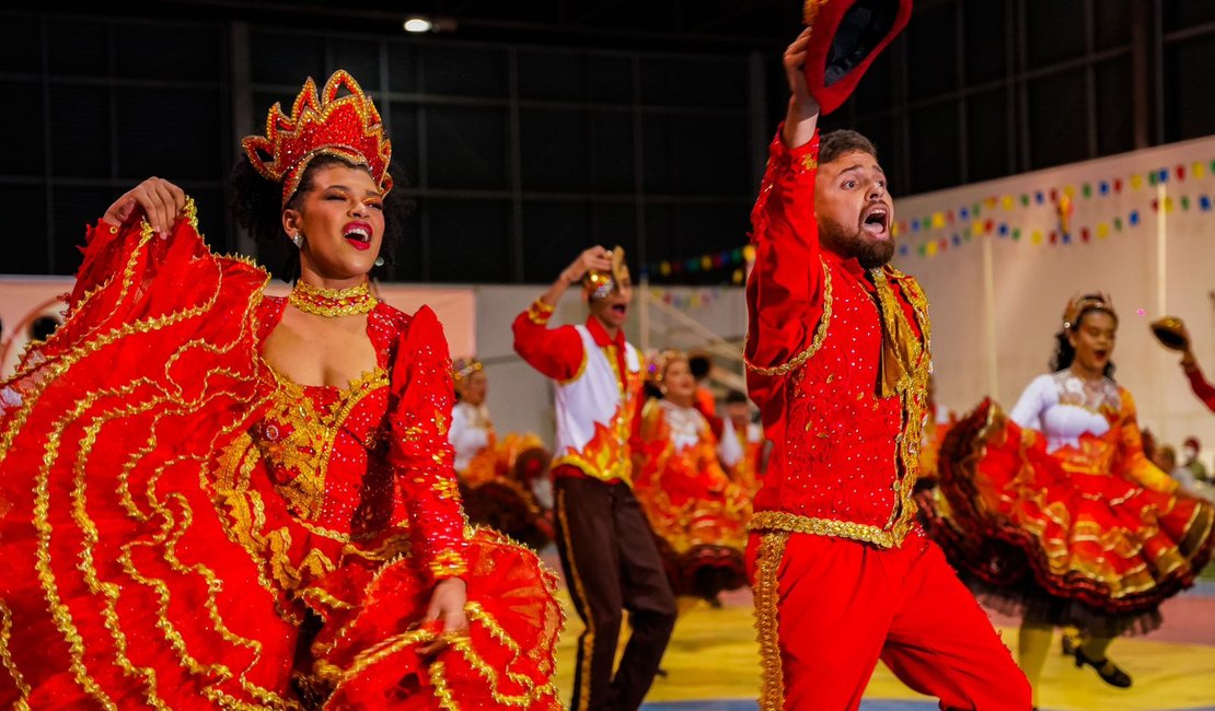 Quadrilhas encantam público em Arapiraca com espetáculo que também revela show dos bastidores