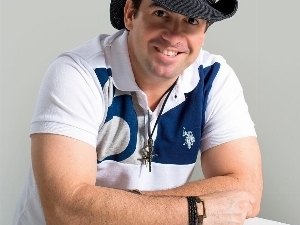 Galã comanda ressaca de carnaval neste domingo