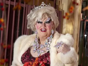 Drag queen mais velha do mundo, Darcelle XV, morre aos 92 anos