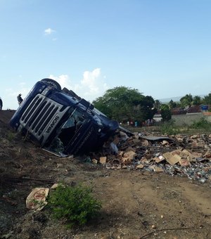 Caminhão carregado com cachaça tomba em trecho da AL-115, em Igaci