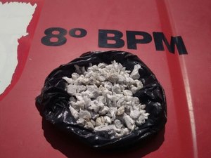 Homem é preso e dois menores apreendidos com maconha em Maceió