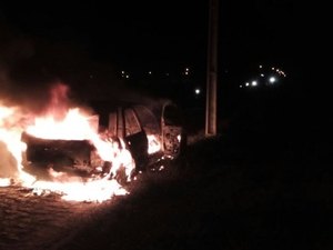 Em cidade ribeirinha, carro começa a pegar fogo com família dentro