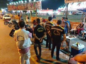 Decreto: agentes fiscalizam 300 estabelecimentos e interditam bar em Maceió