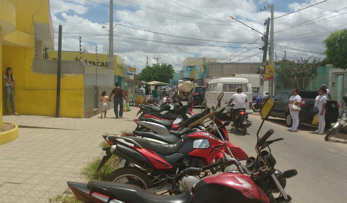 Clientes reclamam da falta de atendimento médico na Clínica de Trânsito de Arapiraca