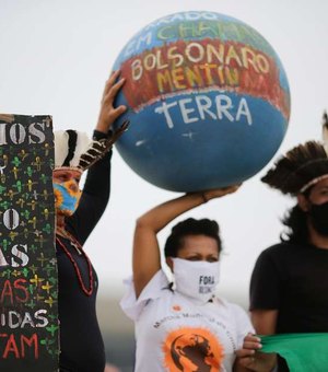 Grupo protesta contra política ambiental bolsonarista no DF