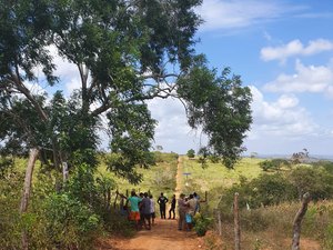 Jovem que estava desaparecida é encontrada morta, sem roupa e dentro de cova