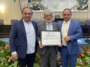 Prefeito Leandro Silva prestigia entrega da Comenda Lêdo Ivo a junqueirense na ALE