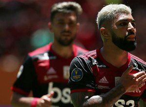 Ídolo do Flamengo, atacante Gabigol lança linha de chinelos