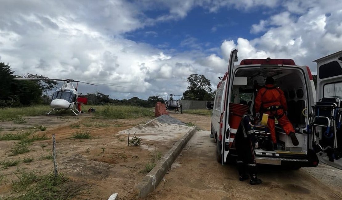 Vítimas de acidente são resgatadas por helicópteros na Barra de Santo Antônio