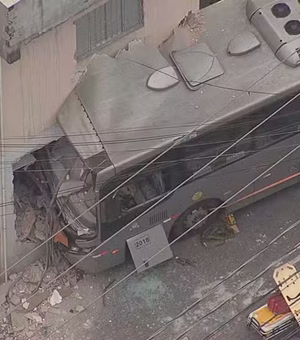 Ônibus desvia de van escolar e invade sobrado em São Paulo