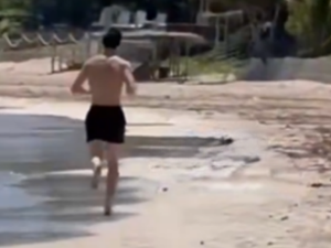 Shawn Mendes é flagrado correndo na praia de São Miguel dos Milagres