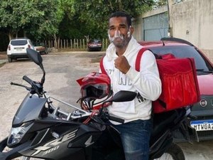 Medalhista olímpico, Esquiva Falcão entrega pizzas em meio à pandemia