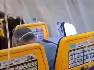 Cinto evitou que homem fosse sugado para fora de avião após janela quebrar