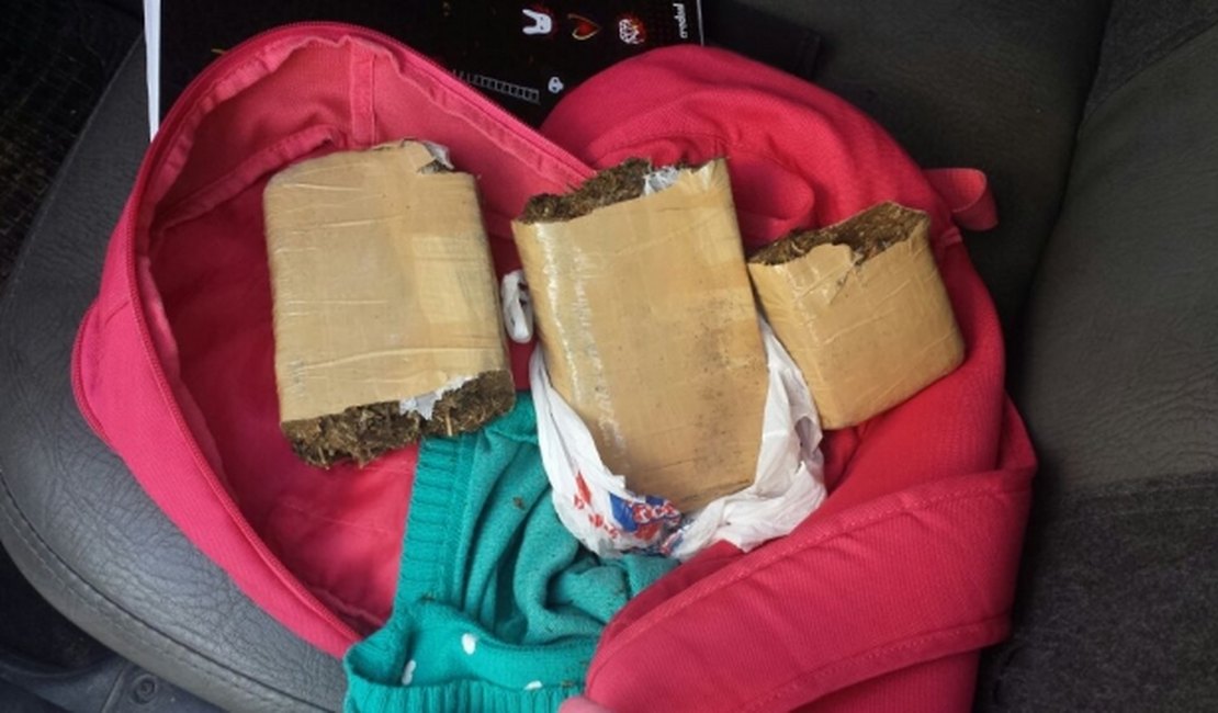 Estudante é presa com droga escondida dentro da bolsa em abordagem a coletivo