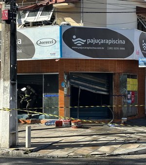 Incêndio destrói loja de produtos para piscina e mata gatos na antiga Amélia Rosa