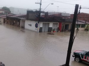 Chuvas em Maceió causam alagamentos e deixam moradores ilhados no Cleto Marques Luz