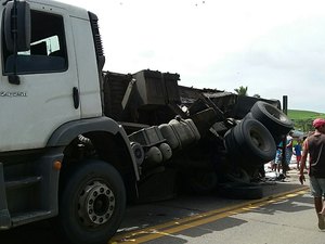 Carreta carregada de farinha de trigo tomba em Atalaia