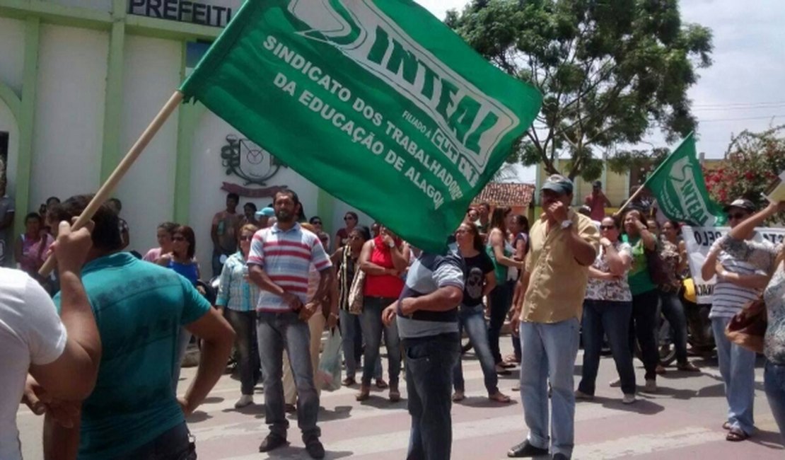 Professores de Lagoa da Canoa suspendem atividades por 24 horas