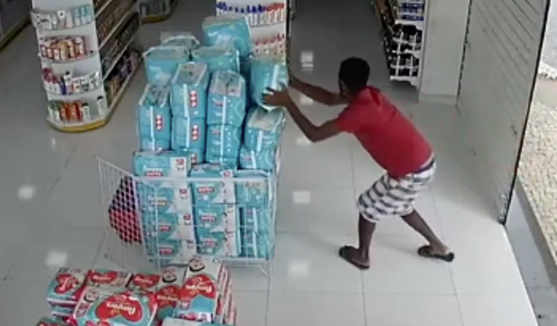 [Vídeo] Criminoso aproveita o comércio vazio para furtar farmácias em Arapiraca