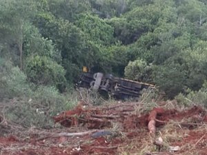 Caminhão capota e deixa condutor ferido em Palmeira dos Índios