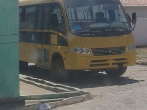 Ônibus tem falha no motor e fumaça assusta alunos