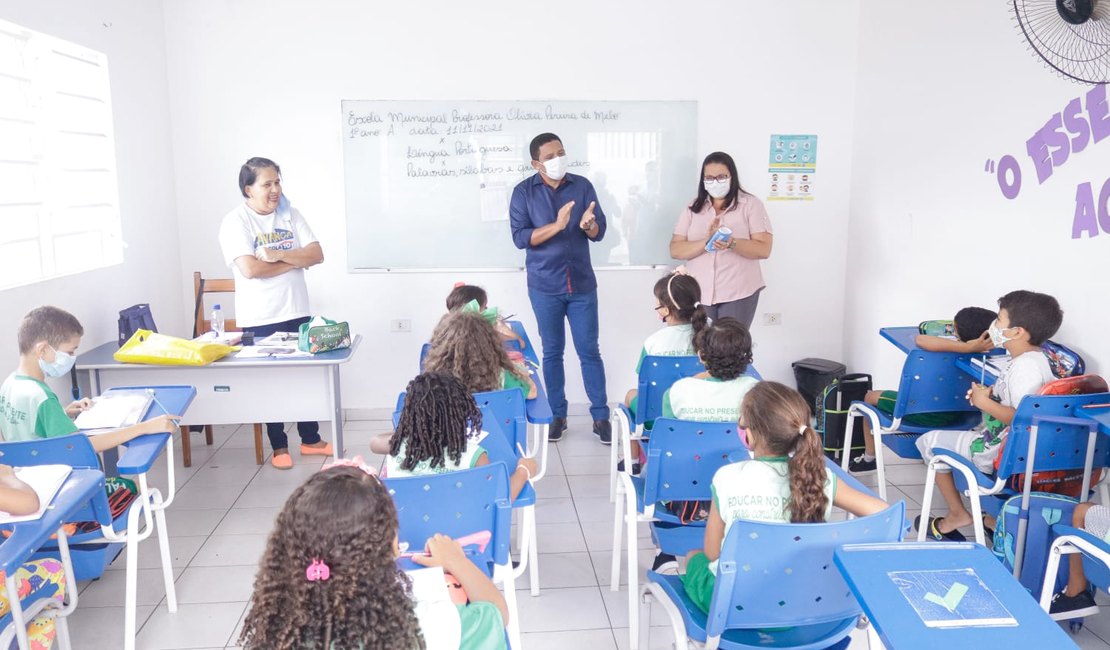 Prefeito Júlio César Visita escolas e incentiva alunos no dia da Provinha Palmeira