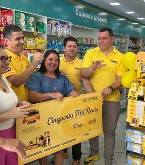 [Vídeo] Caminhão do Domingão Cimed premia cliente da RM Farma, em Pão de Açúcar